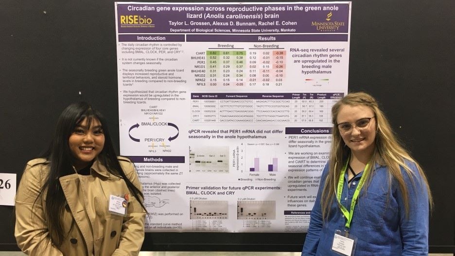 Alexus Bunnam and Taylor Grossen posing next to their research presentation at the 2022 Society for Integrative and Comparative Biology meeting